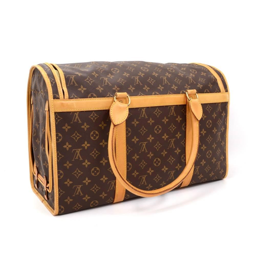 Louis Vuitton Sac Chaussures 50 is a vintage of the Louis Vuitton pet carry bag collection. This spacious large sized version in Monogram canvas and a double brass zipper. A great bag for you lovely pet.

Made in: France
Serial Number: SL 0959
Size: