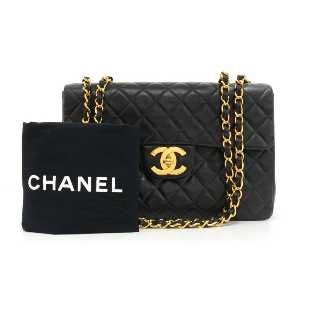 Chanel Maxi Jumbo in black quilted leather. It has flap top with famous large CC twist lock on the front. Outside on the back has 1 open side pocket. Inside has Chanel red leather lining and 2 pockets: 1 zipper and one open. Comfortably carried on