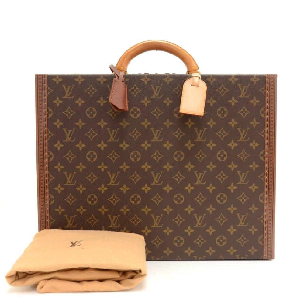 Louis Vuitton President Classeur business briefcase trunk in monogram canvas with leather pieces and gold tone brass hardware. The front is secured with a S-lock (one key) and two latches. The inside has brown canvas lining with several