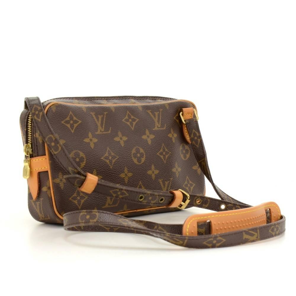Louis Vuitton Pochette Marly Bandouliere in monogram canvas. It can be carried on shoulder or across body with adjustable leather strap and shoulder support. It stores beauty products and other daily essentials.

Made in: France
Serial Number: