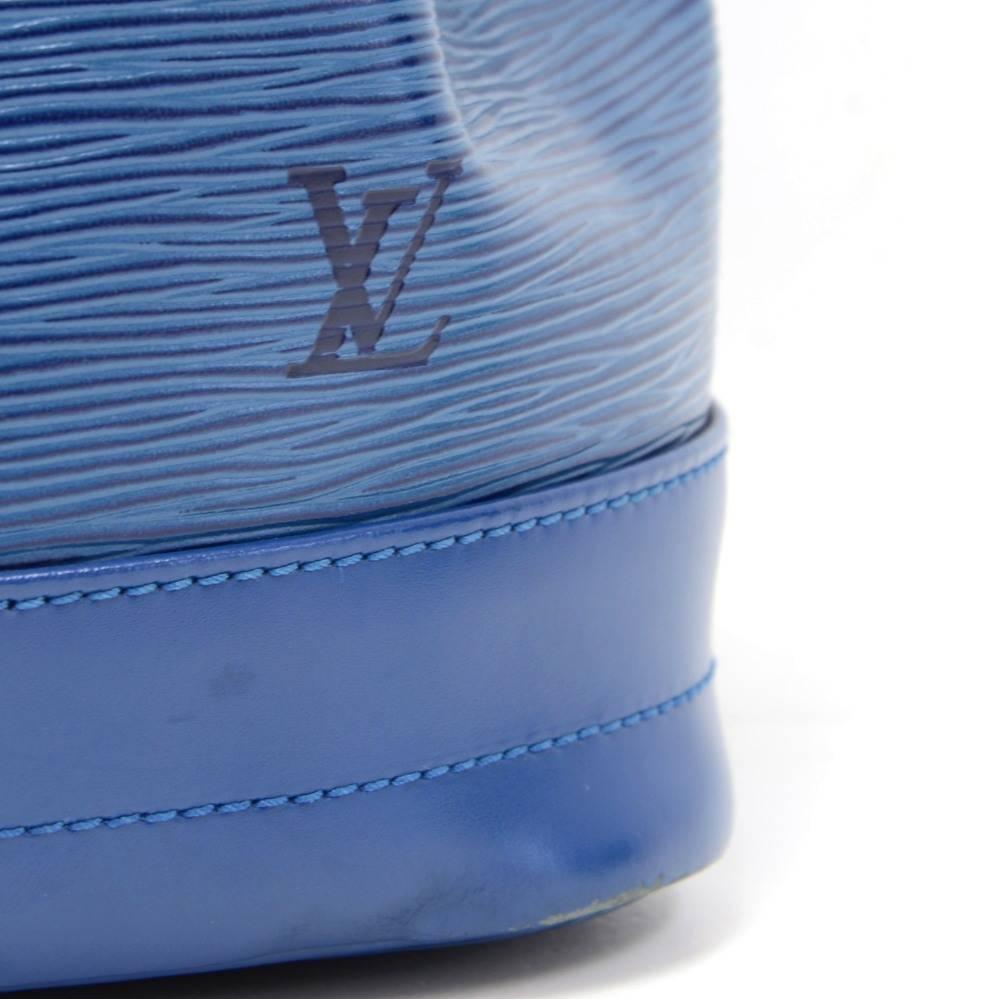 Louis Vuitton Noe Large Blue Epi Leather Shoulder Bag  For Sale 2