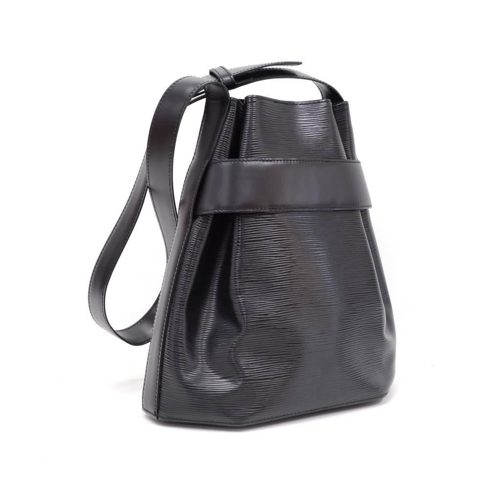 Louis Vuitton black Sac D'epaule Epi leather shoulder bag. It has open access with a leather strap around the top of the bag secured with a stud. It is carried on the shoulder with its adjustable shoulder strap. Inside has alkantra lining with a