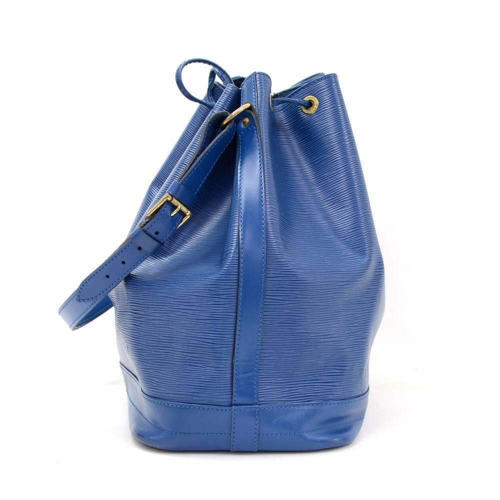 Vintage Louis Vuitton Noe Large Blue Epi Leather Shoulder Bag  In Good Condition In Fukuoka, Kyushu
