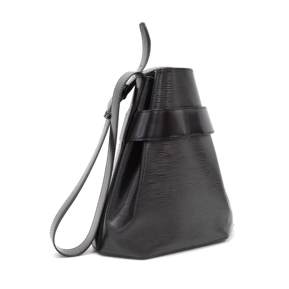 Louis Vuitton black Sac D'epaule Epi leather shoulder bag. It has open access with a leather strap around the top of the bag secured with a stud. It is carried on the shoulder with its adjustable shoulder strap. Inside has alkantra lining with a