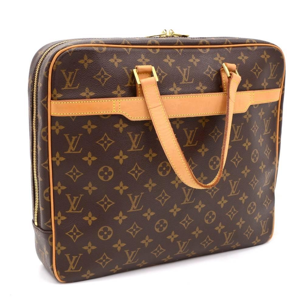 Louis Vuitton Porte-documents Pegase briefcase in monogram canvas. Outside has 1 small and 1 large open slip pocket. Inside has 4 pockets: 2 open, 1 with zipper and 1 for mobile or glass. Perfect size to carry your precious documents in style.