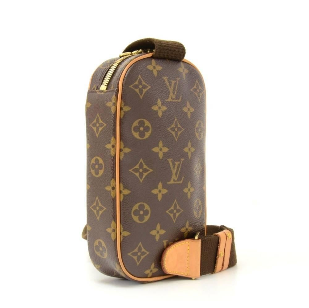 Louis Vuitton Pochette Gange messenger pochette/bag in monogram canvas. Outside has 1 open pocket. Top is double zipper closure. Can carry on shoulder or across body with adjustable strap. Very practical item.

Made in: Spain
Serial Number: