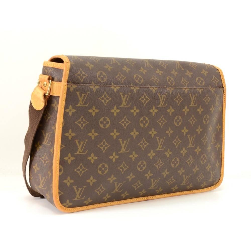 Louis Vuitton SAc Gibeciere GM messenger bag in monogram Canvas. It has flap with belt closure on front and 1 open slip pocket on back. Underbeneath the flap, it has 2 exterior open pockets. Inside has 1 open pocket with great capacity. Very