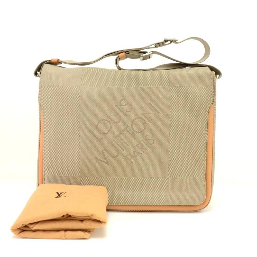 Louis Vuitton Messager laptop bag in Damier Geant canvas. Outside has 1 zipper pocket on the back. Top access is secured with flap and 2 magnetic closure. Underbeneath the flap, it has 1 exterior open pocket. Inside has 2 compartments, 1 compartment