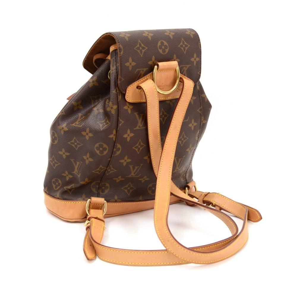 Louis Vuitton backpack Montsouris MM in Monogram canvas. It has 1 external zipper pocket on the front. Leather pull string closure with flap top for security and 1 interior open pocket. Discontinued model.

Made in: France
Serial Number: