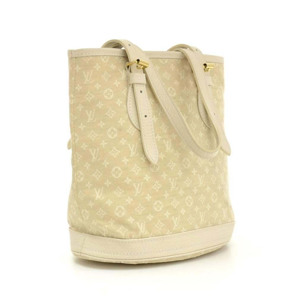 Louis Vuitton Bucket PM in mini lin monogram canvas. Supple and spacious bag carried on one shoulder or in hand. It has adjustable straps and protective brass feet. Inside are 2 pockets; one opened and one with a zipper. A very popular design.