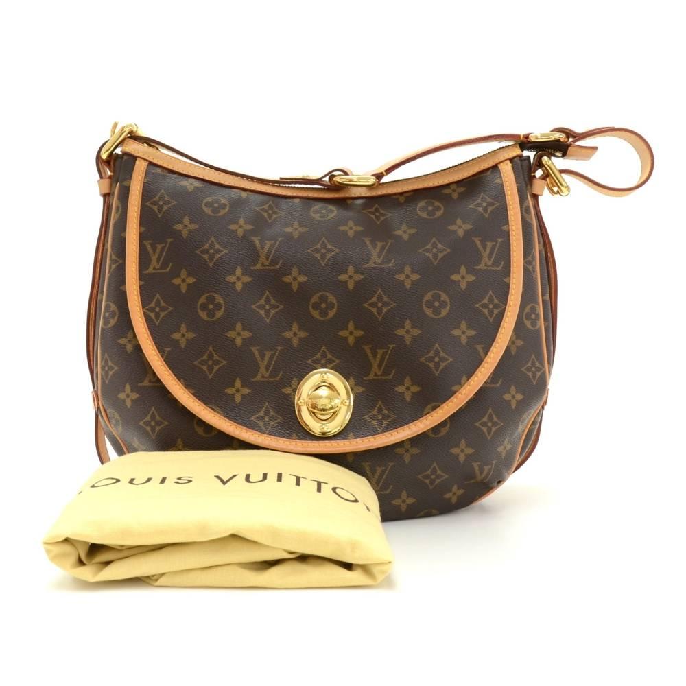 Louis Vuitton Tulum GM shoulder bag in monogram canvas. Outside, it has 1 flap pocket with twist lock. Main access is secured with zipper. Inside is in brown canvas lining with 1 open pocket and 1 pocket for mobile or glasses. Comfortably carried on