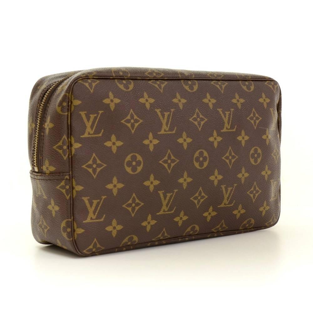 Louis Vuitton Trousse Toilette 28 cosmetic pouch in monogram canvas. Top access is secured with zipper. Inside has washable lining, 1 open pocket and 3 rubber bands to hold bottles. Very practical item to have!

Serial Number: 891 NO
Size: 11 x 6.7