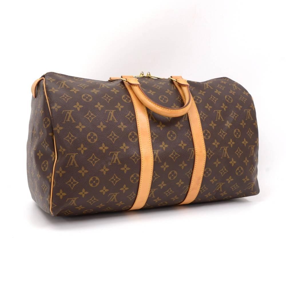 Louis Vuitton Keepall 45 is a classic of the Louis Vuitton travel bag collection. This spacious medium sized version in Monogram canvas and a double brass zipper. A great companion wherever you go.It comes with name tag and poignees.

Made in: