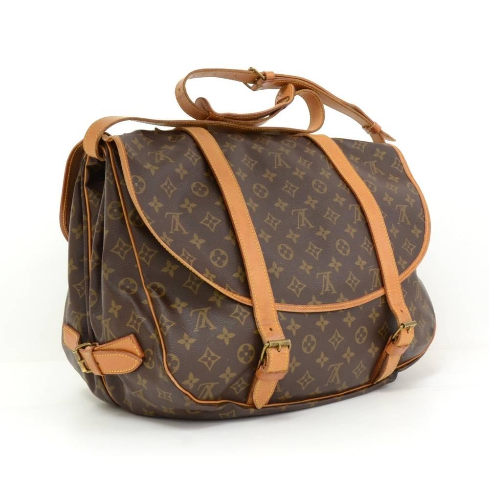 Louis Vuitton Saumur 43 in monogram canvas. It is the largest size of the Saumur model for all your daily or traveling needs. Adjustable leather strap could be worn across body or on one shoulder. Two separate compartments with flap and leather belt