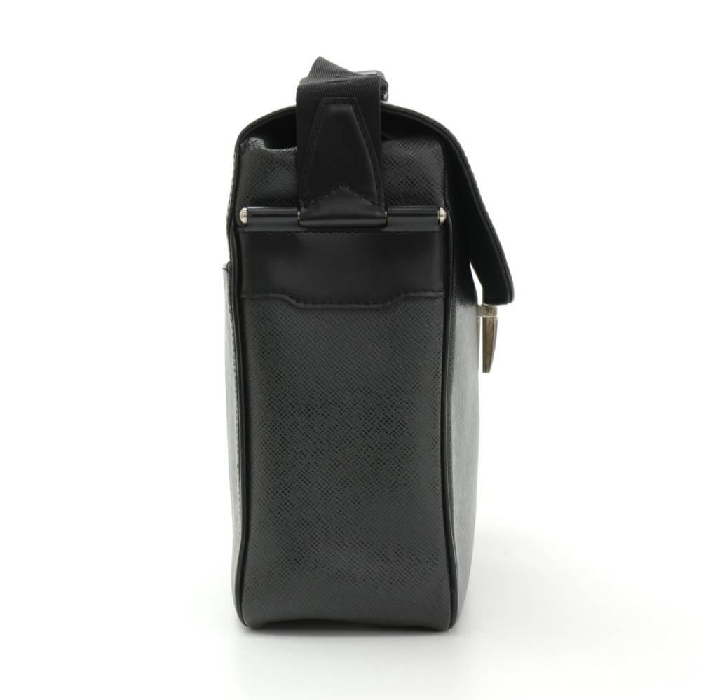 Men's Louis Vuitton Yaranga Black Taiga Leather Messenger Bag