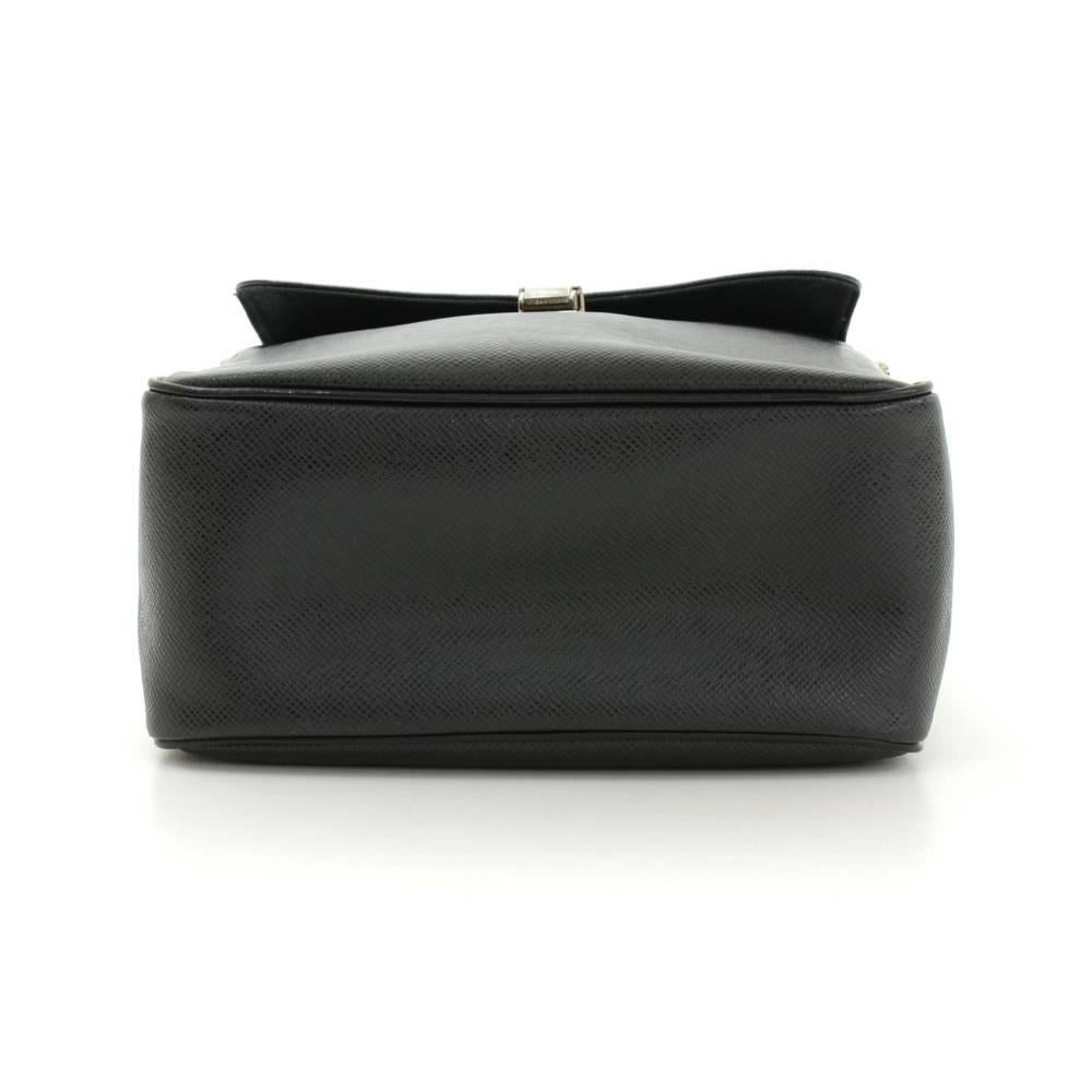 Louis Vuitton Yaranga Black Taiga Leather Messenger Bag 1