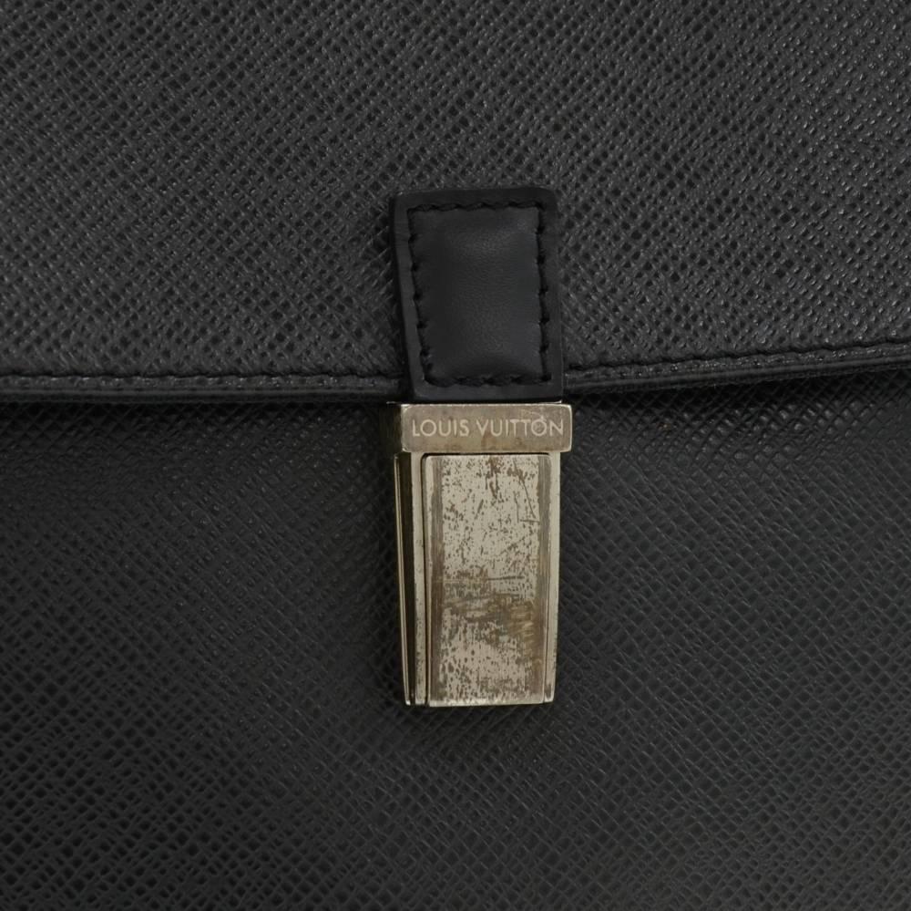Louis Vuitton Yaranga Black Taiga Leather Messenger Bag 3