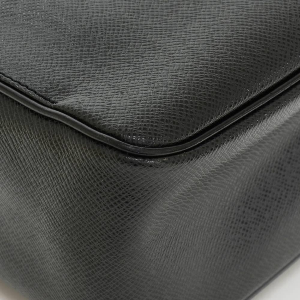 Louis Vuitton Yaranga Black Taiga Leather Messenger Bag 4