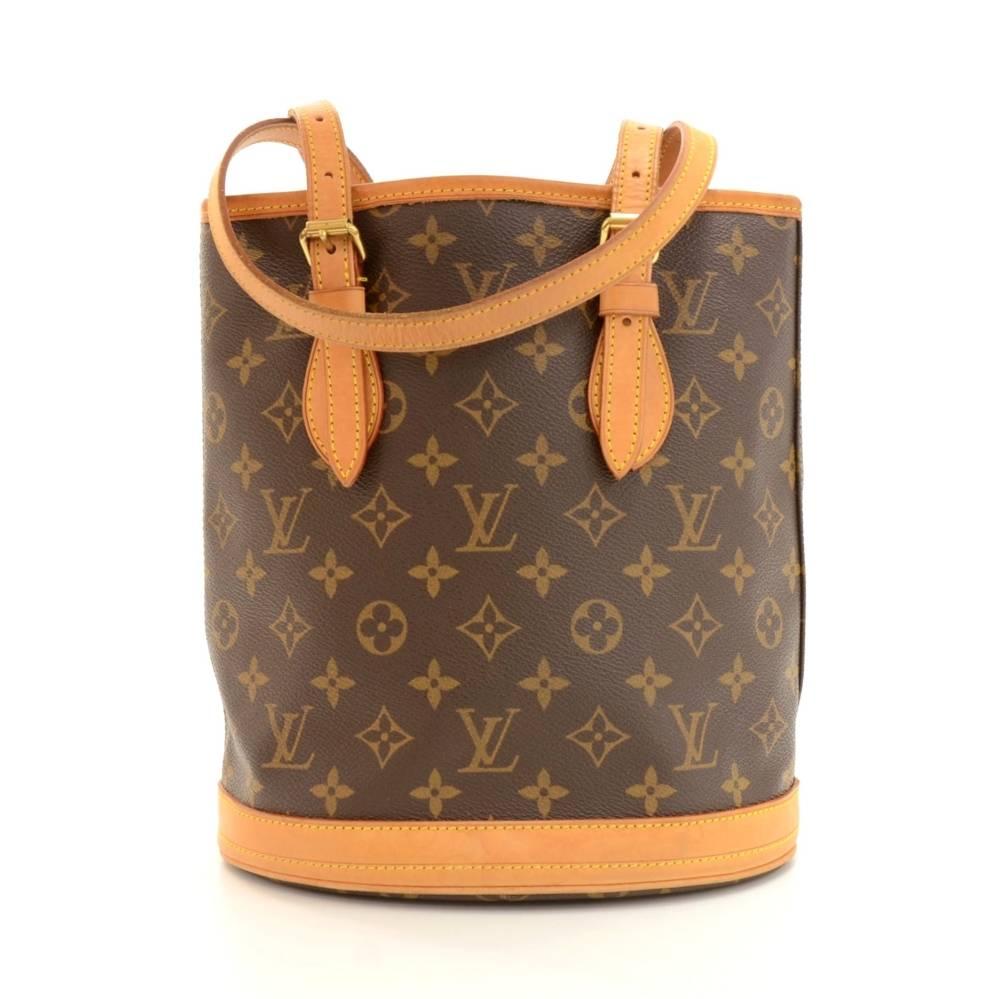 Louis Vuitton Bucket Petit in monogram canvas. Supple and spacious bag carried on one shoulder or in hand. It has adjustable straps and protective brass feet. Inside are 2 pockets; one opened and one with a zipper. A very popular design. Item come