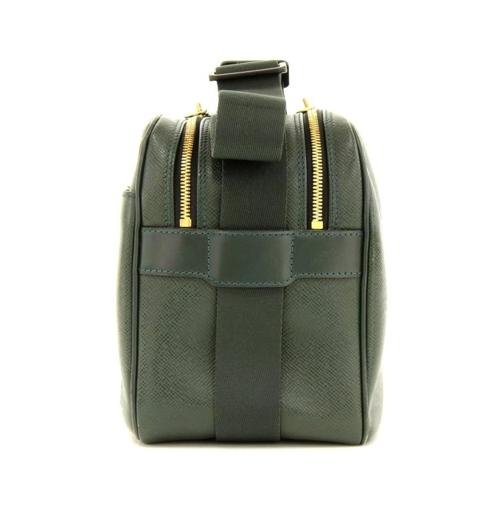 Louis Vuitton Reporter Green Taiga Leather Medium Shoulder Bag In Excellent Condition For Sale In Fukuoka, Kyushu