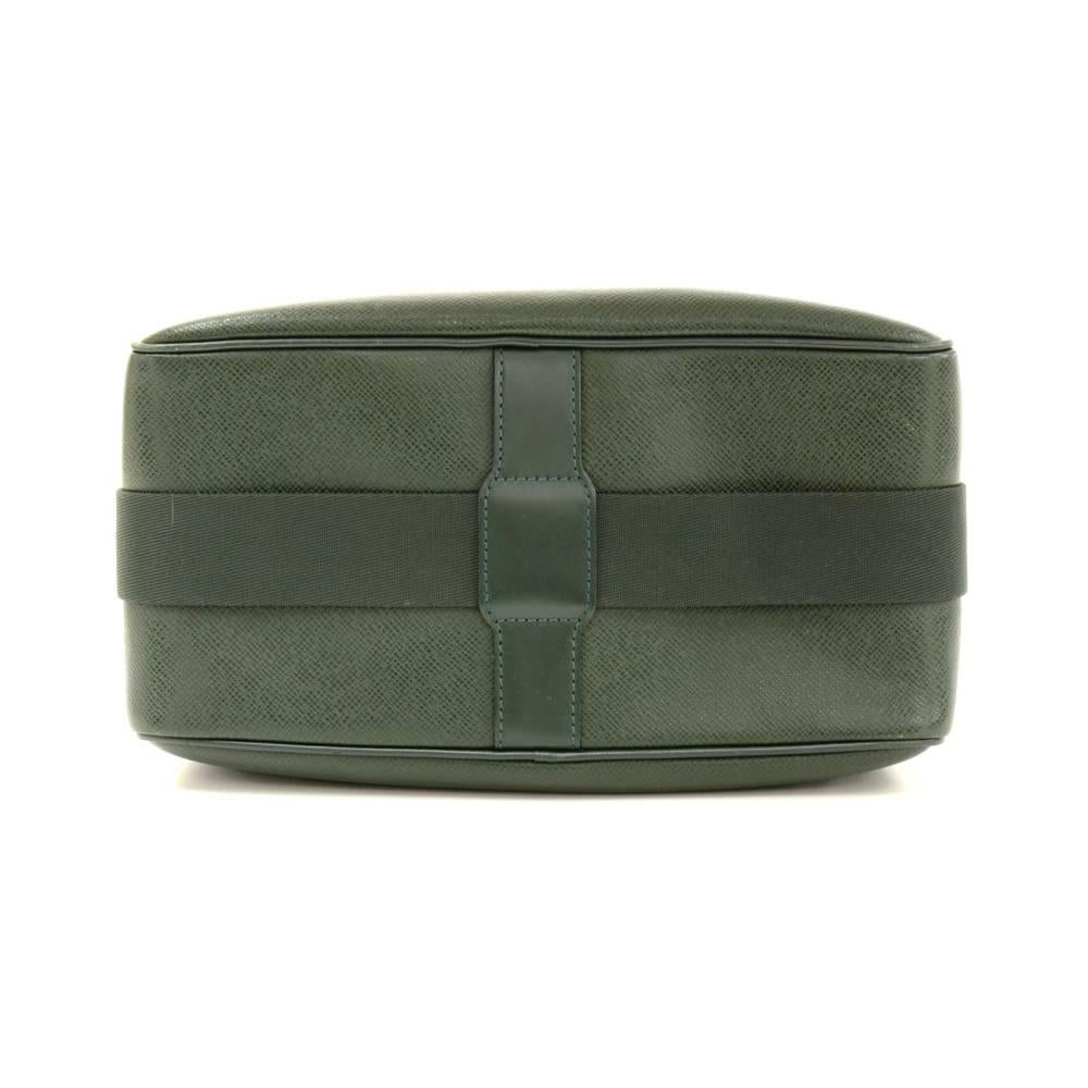 Men's Louis Vuitton Reporter Green Taiga Leather Medium Shoulder Bag For Sale