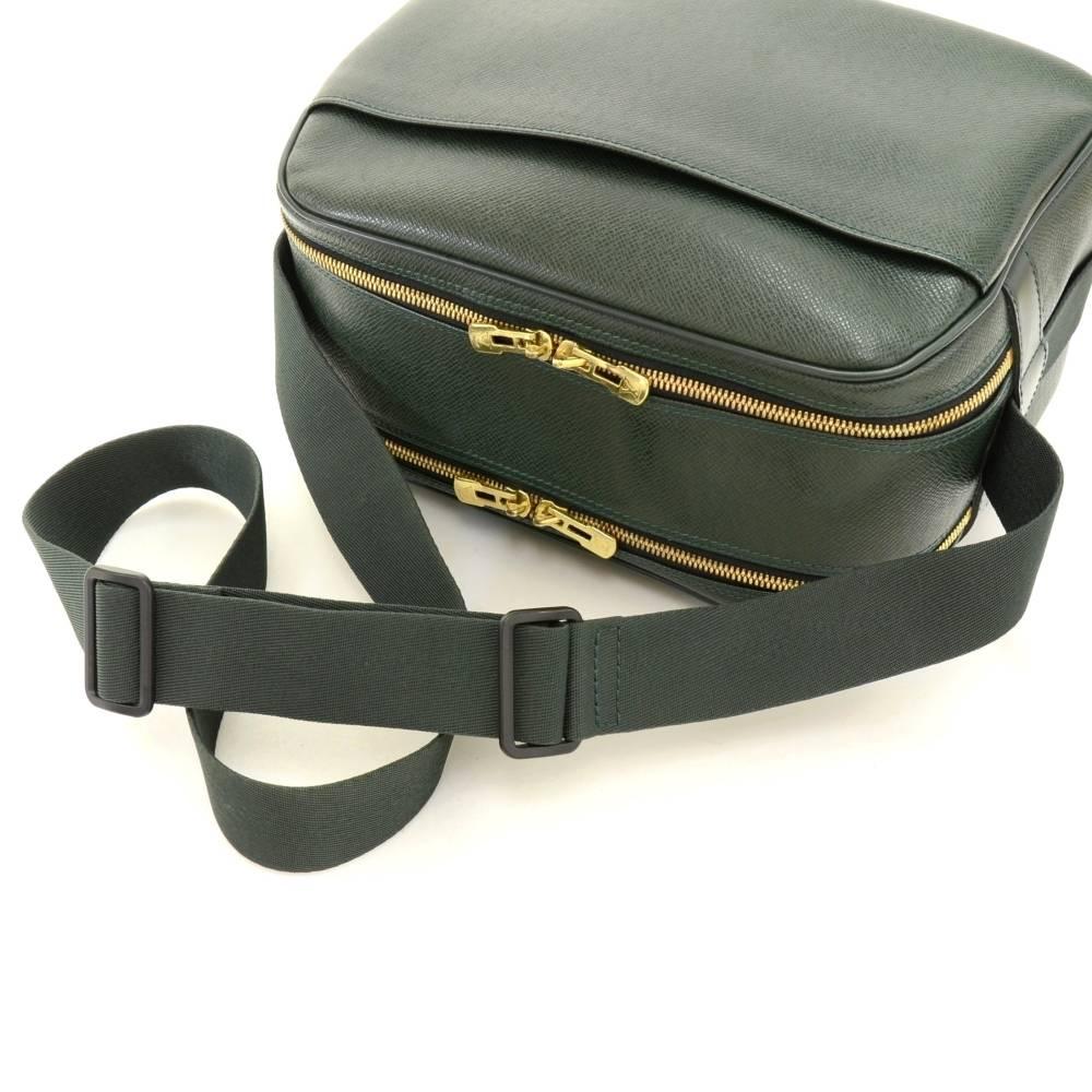 Louis Vuitton Reporter Green Taiga Leather Medium Shoulder Bag For Sale 1