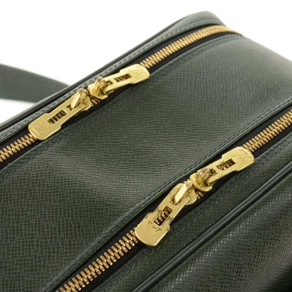 Louis Vuitton Reporter Green Taiga Leather Medium Shoulder Bag For Sale 2