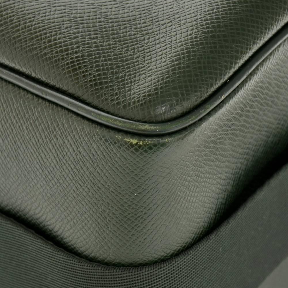 Louis Vuitton Reporter Green Taiga Leather Medium Shoulder Bag For Sale 3