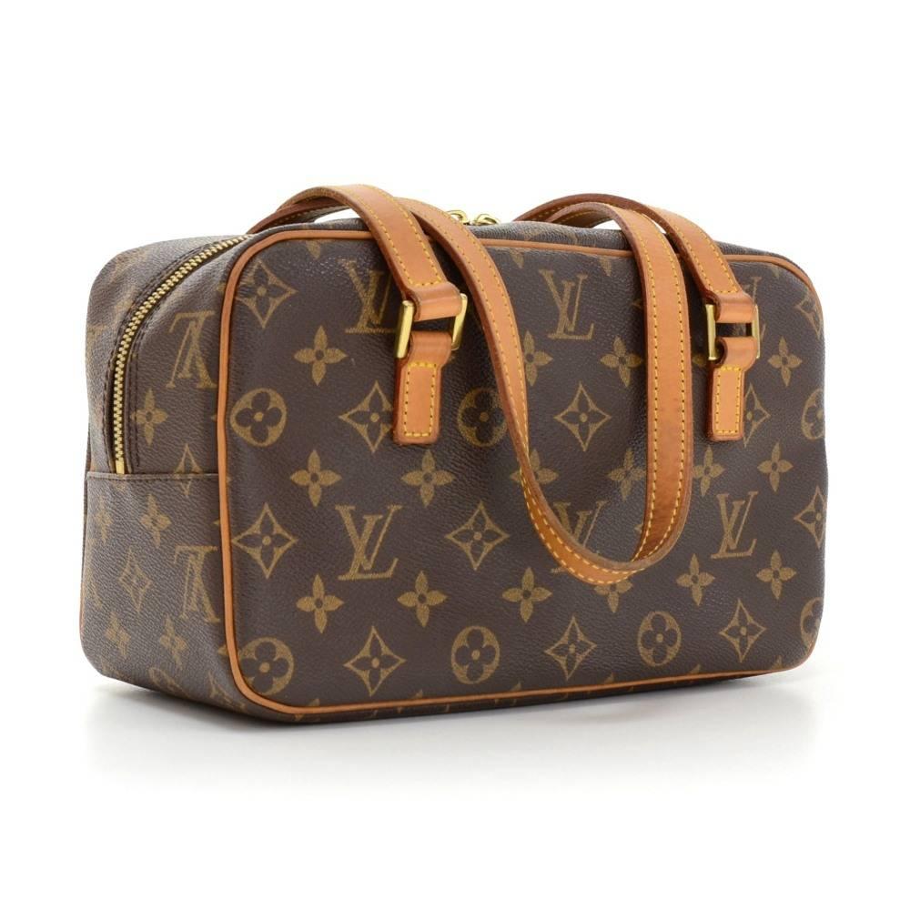 Louis Vuitton Cite shoulder Bag in monogram canvas. It has large double zipper closure, 1 exterior pocket with zipper. Inside has brown washable lining, 2 large side opened pockets and one for mobile. Great size for everyday!

Made in: France
Serial