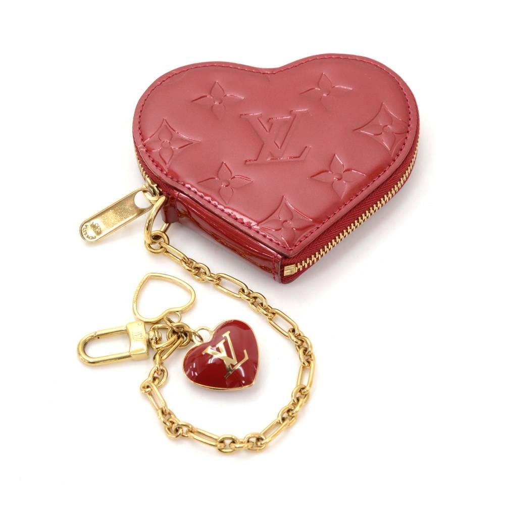 Louis Vuitton coin case in vernis leather. Heart shape coin case secured with zipper and chain.

Made in: Italy
Size: 4.1 x 3.3 x x inches or 10.5 x 8.5 x x cm
Color: Red
Dust bag:   Not included  
Box:   Yes included 

Condition
Overall: 7.5 of 10