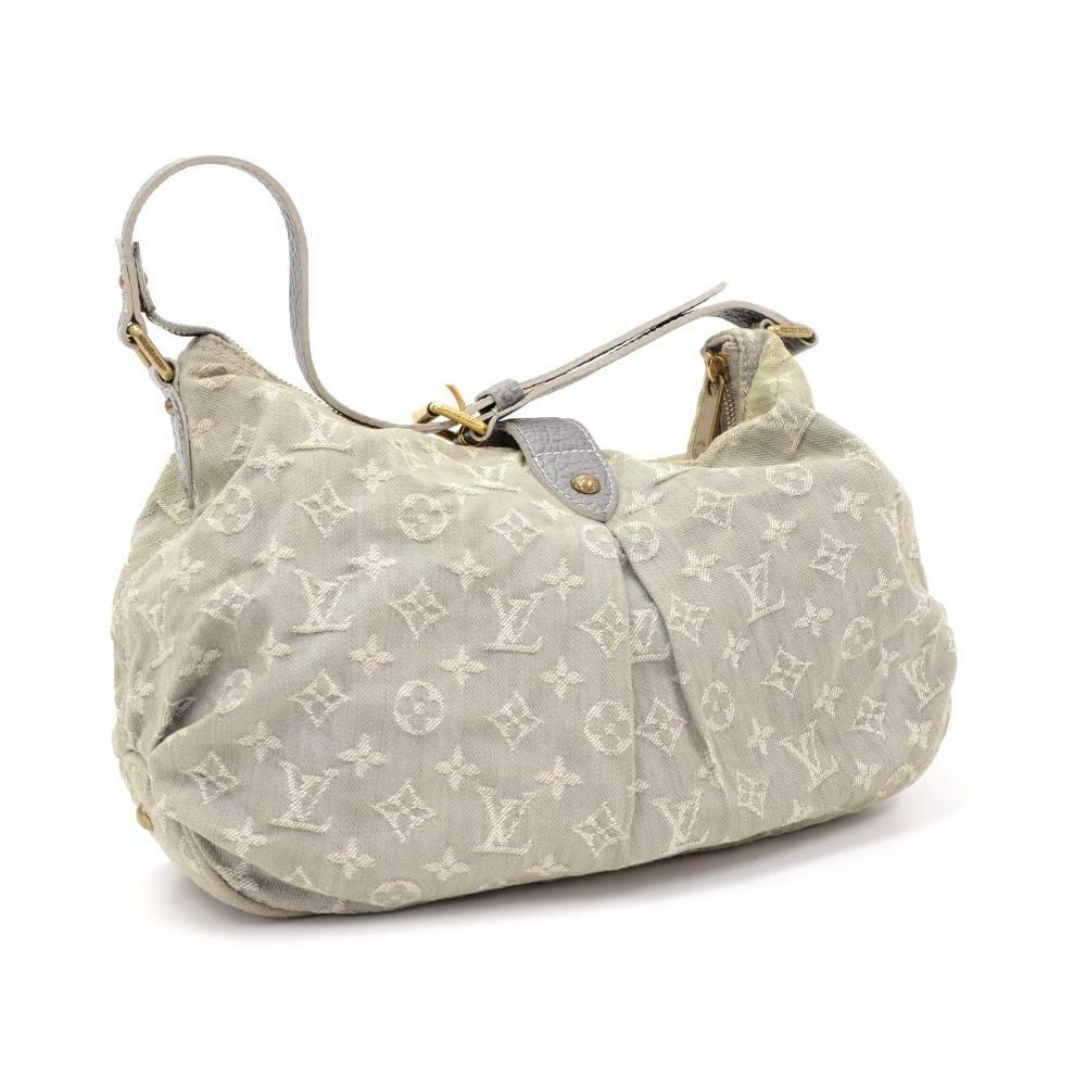 Louis Vuitton Slightly bag in monogram denim. Top secured with zipper, small flap and push closure. Inside has gray alkantra lining with 2 open pockets. Perfect for daily use. It comes with additional strap to make longer strap

Made in: