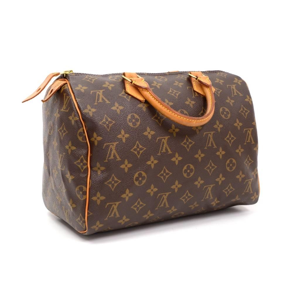 Louis Vuitton Speedy 30 hand bag crafted in monogram canvas. It offers light weight elegance in a compact format. Inspired by the famous keep all travel bag, it features a brass zip closure. Perfect for carrying everyday essentials.

Made in: