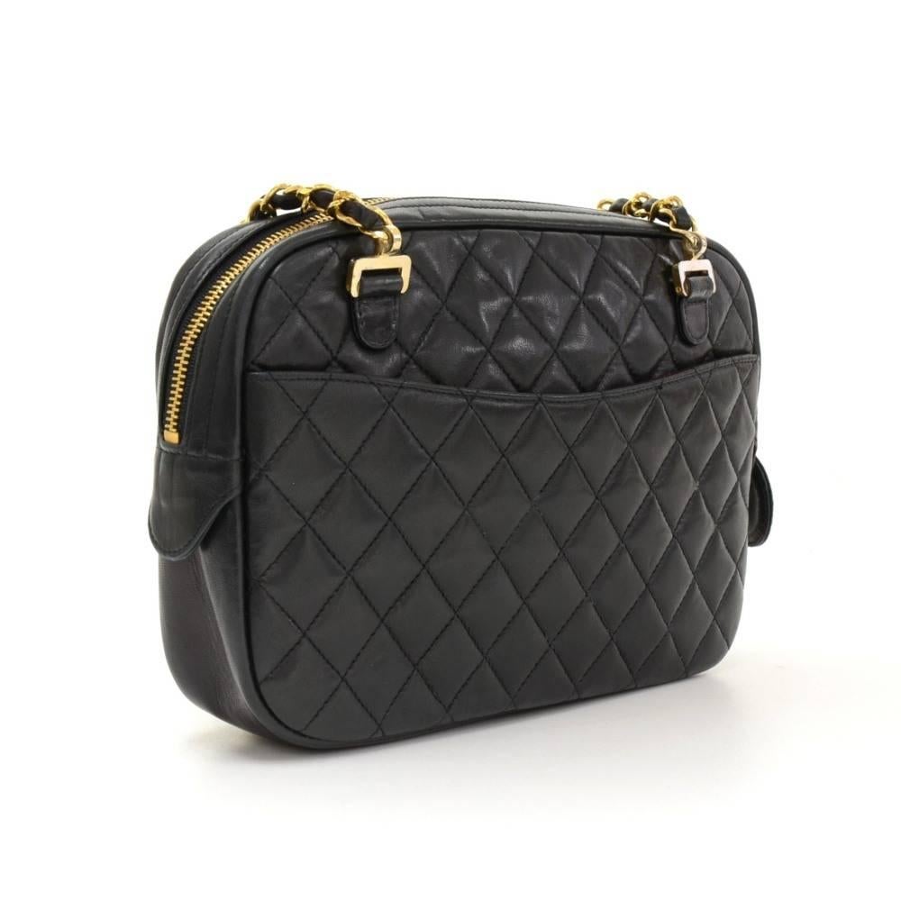 Chanel pochette in black quilted leather. It has 2 open slip pocket on each side. Top is secured with zipper. Inside has Chanel red leather and 1 zip pocket, 2 open pockets: 1 attached wallet by stud lock. Comfortably carried on shoulder and offers