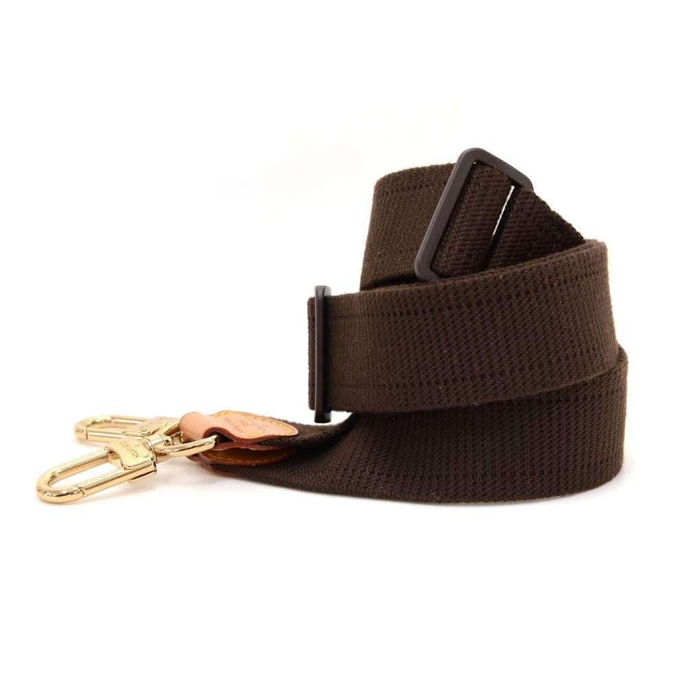Louis Vuitton brown cotton x leather shoulder strap which can be attached to many Louis Vuitton travel bags. Very handy to have.

Made in: France
Size: 41.3 x 1.6 x 0 inches or 105 x 4 x 0 cm
Color: Brown
Dust bag:   Not included  
Box:   Not