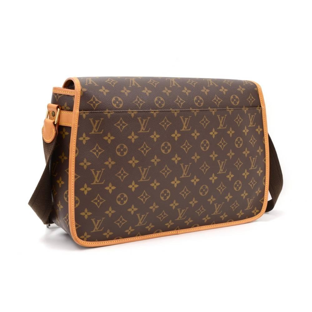 Louis Vuitton SAc Gibeciere GM messenger bag in monogram Canvas. It has flap with belt closure on front and 1 open slip pocket on back. Underbeneath the flap, it has 2 exterior open pockets. Inside has 1 open pocket with great capacity. Very