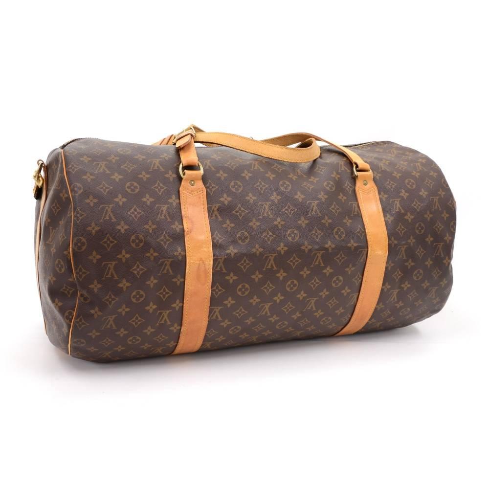 Vintage Louis Vuitton Sac Polochon Large Duffel Bag. This spacious sized version in Monogram canvas and secured with double zipper. Inside has a open pocket. Comes with shoulder strap

Made in: France
Serial Number: A 1 0 9 7 3
Size: 23.6 x 11.8 x