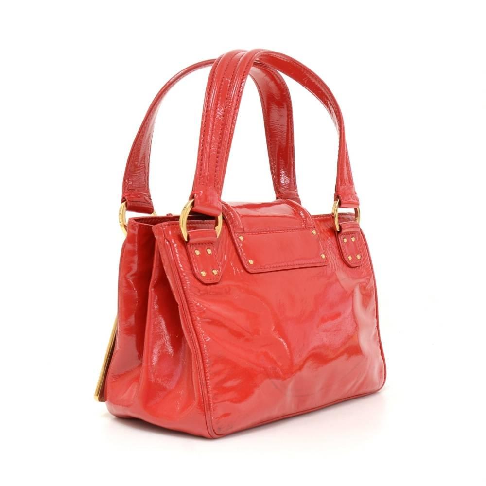 Louis Vuitton bicolore cruise sac hand bad in red patent leather. It was part of the Cruise limited edition collection from 2002 -2003. Top is secured with flap with gold color S-lock and LV charm attached to handle. Inside is match lining with