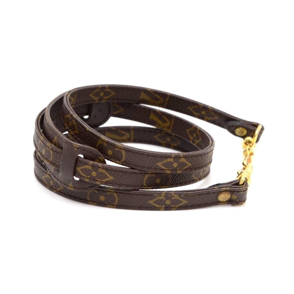  Louis Vuitton brown monogram canvas shoulder strap which can be attached to many small to medium sized Louis Vuitton bags. 

Made in: France
Size: 44.5 x 0.5 x x inches or 113 x 1.2 x x cm
Color: Brown
Dust bag:   Not included  
Box:   Not included