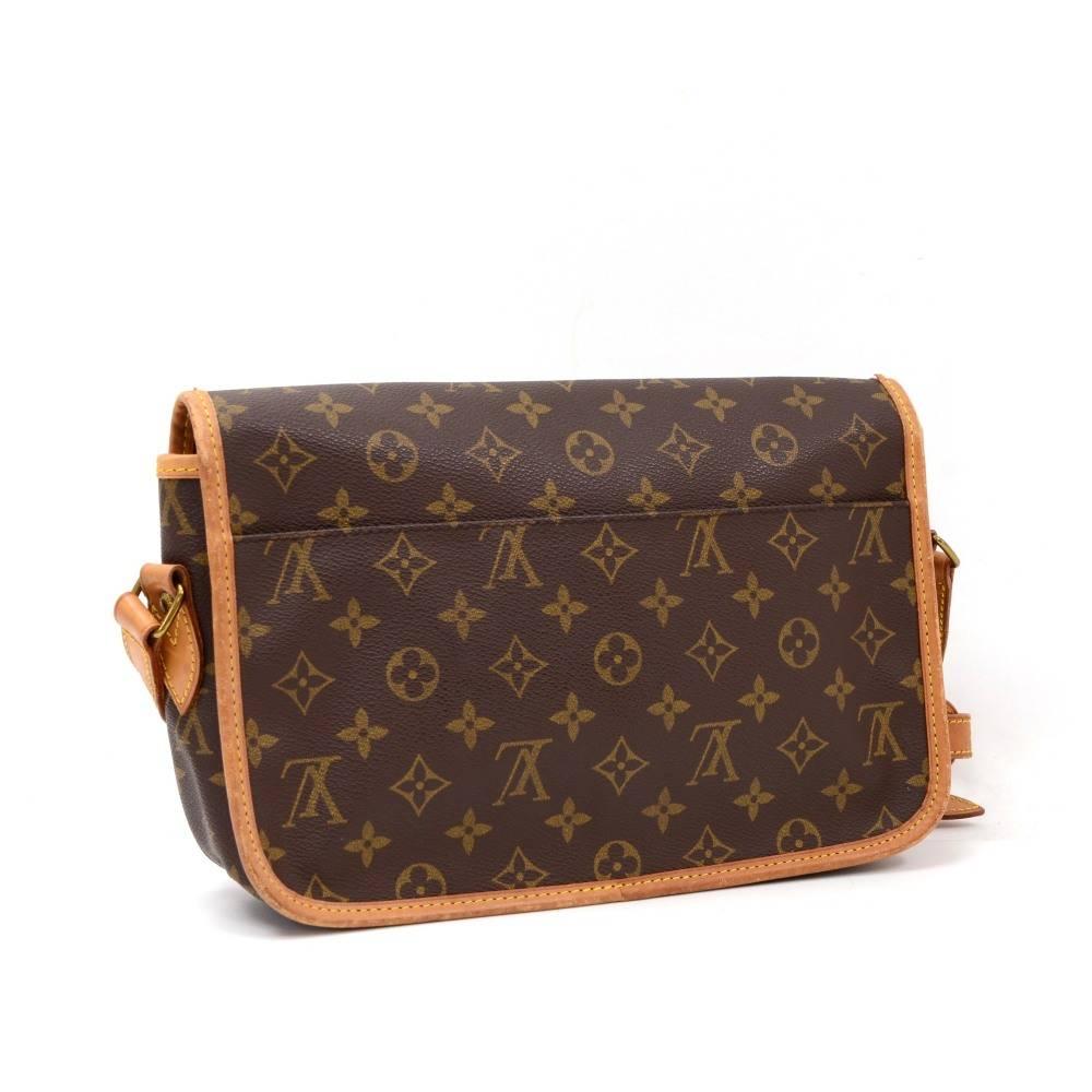 Louis Vuitton Gibeciere PM in monogram canvas. Flap top and on the back has open pocket. Underneath flap, it has 1 exterior open pocket. Inside has brown lining and 1 zipper pocket. Can be carried on shoulder or across body with adjustable strap. 