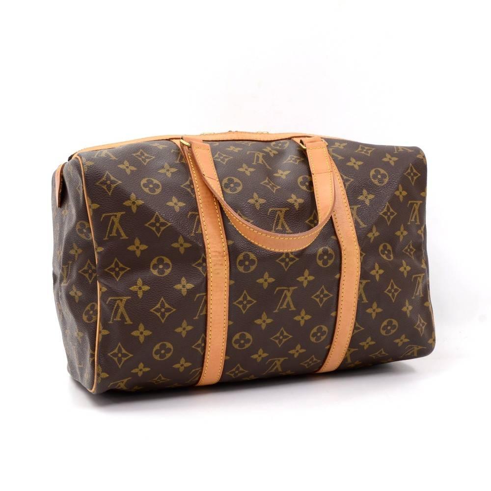 Louis Vuitton Sac Souple 35 is a classic of the Louis Vuitton small duffle bag collection. Discontinued in the early '90s. A great companion wherever you go. It comes with name tag and poignees.

Made in: France
Serial Number: 884 TH
Size: 13.8 x