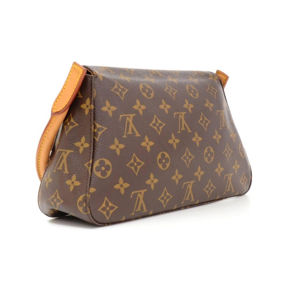 Louis Vuitton Mini Looping in monogram canvas. Top is secured with flap and a magnetic closure. Inside has 1 zipper pocket. Comfortably carried in hand or shoulder. Very popular item! 

Made in: France
Serial Number: MI0053
Size: 11 x 6.7 x 3.5