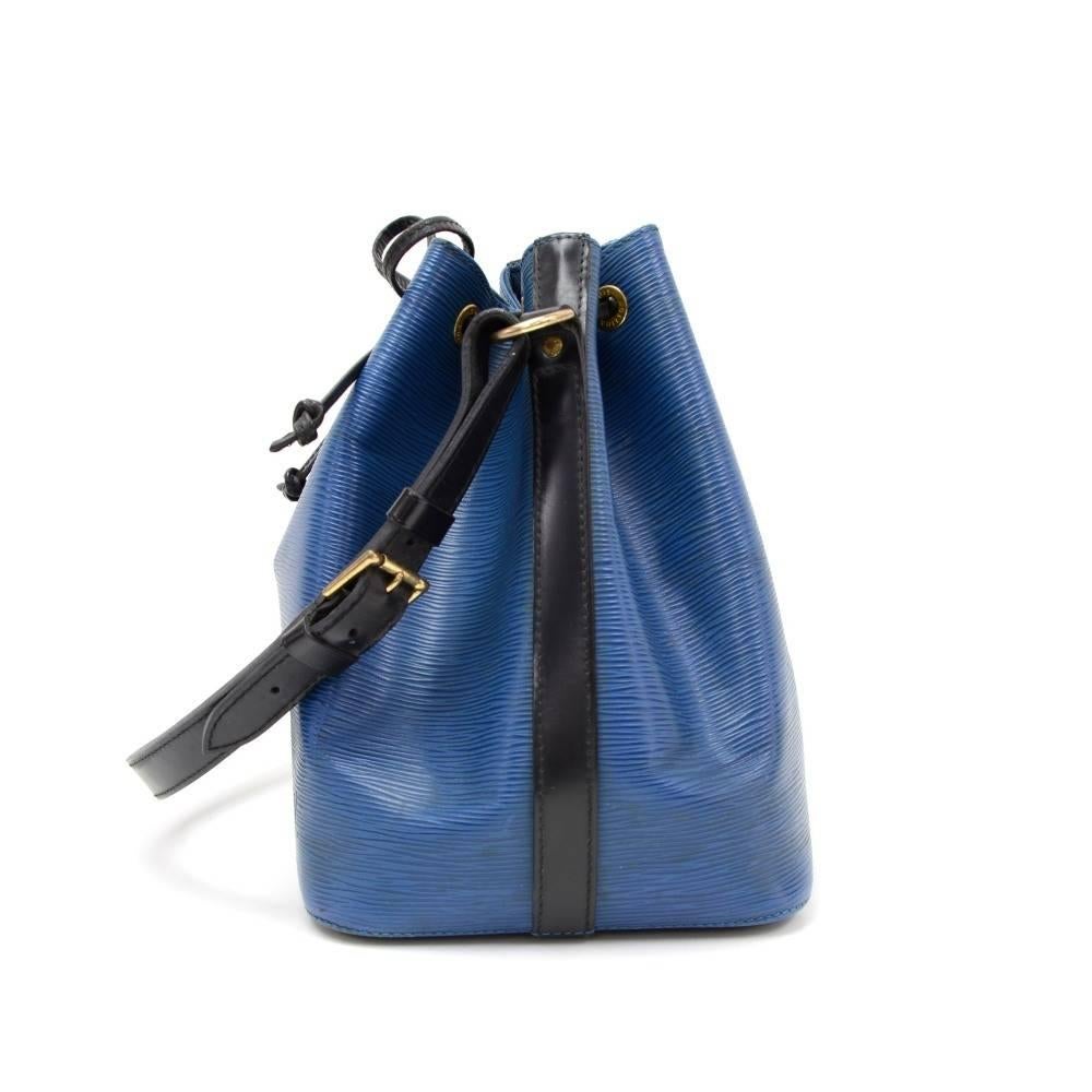 Vintage Louis Vuitton Petit Noe Vio Blue x Black Epi Leather Shoulder Bag In Fair Condition In Fukuoka, Kyushu