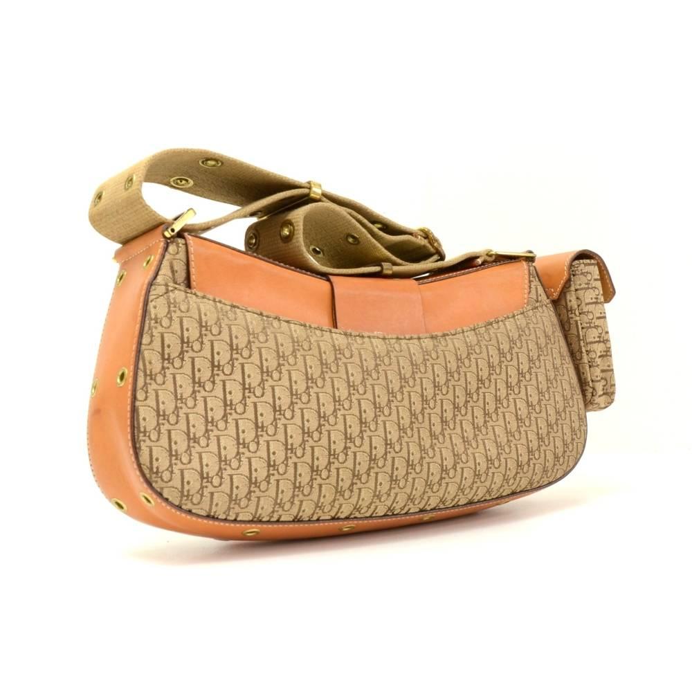 Sac Columbus Street Chic de Christian Dior en cuir marron x toile Monogram. À l'extérieur, il y a une poche à rabat pour le mobile. L'accès principal est sécurisé par un rabat et une fermeture magnétique. L'intérieur comporte une poche à fermeture
