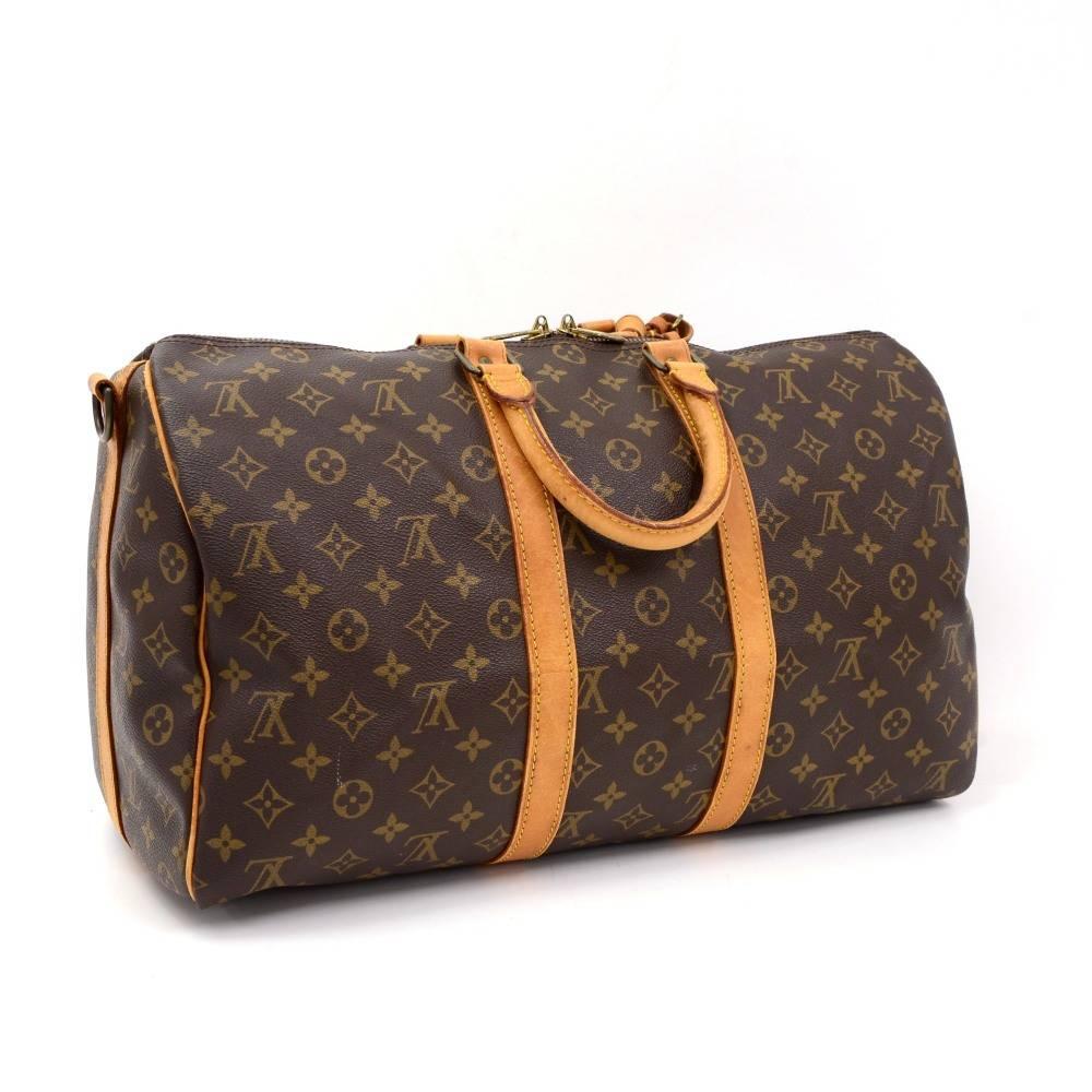 Louis Vuitton Keepall Bandouliere 45 a classic from the Louis Vuitton travel bag collection. This spacious sized version in Monogram canvas and a double zipper for secure and easy access. Great for any trip! 
It comes with name tag and