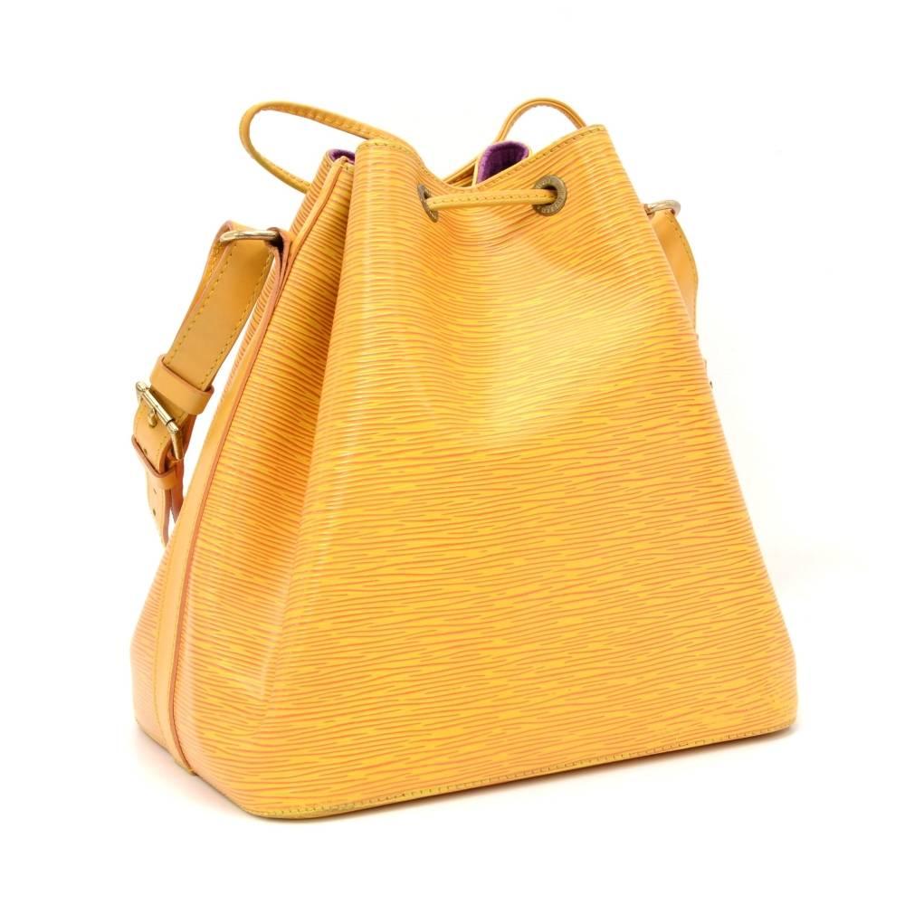 Louis Vuitton Petit Noe a smaller-scale interpretation of the famous champagne bag created in 1932. Petit Noé is styled in Epi leather. Leather strap closure, adjustable shoulder strap. Comfortably carried on one shoulder or in hand. Perfect for