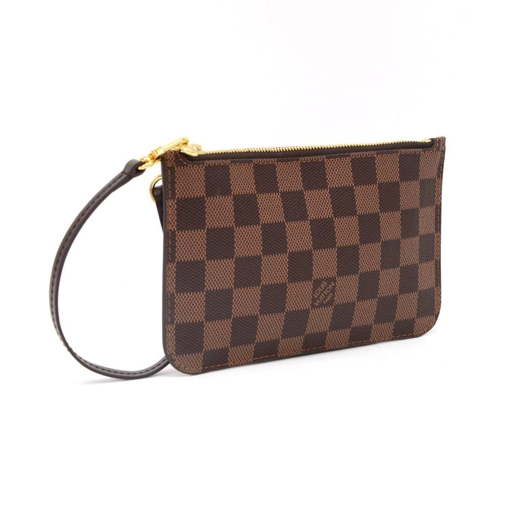 Louis Vuitton pouch in ebene damier canvas. Comes with a short removable leather strap. Great to keep many things secured like phones, cards, cosmetics and keys. Perfect for your Neverfull bag!

Made in: France
Serial Number: A R 2 1 4 4
Size: 7.5 x