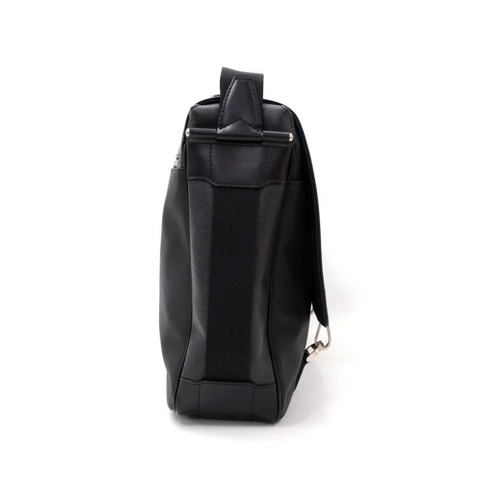 Louis Vuitton Dersou Black Ardoise Taiga Leather Large Messenger Bag  In Excellent Condition In Fukuoka, Kyushu