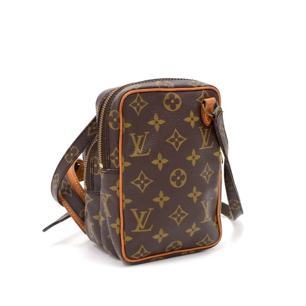 Louis Vuitton Mini Amazone shoulder bag in monogram Canvas. Outside, it has 1 zipper pocket in front. Top secured with zipper. Inside has 1 open pocket. Very practical Louis Vuitton messenger bag.

Made in: France
Serial Number: 871 TH
Size: 6.7 x