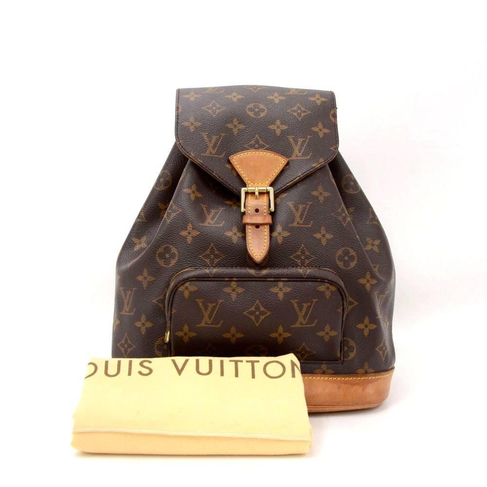 Louis Vuitton backpack Montsouris MM in Monogram canvas. It has 1 external zipper pocket on the front. Leather pull string closure with flap top for security and 1 interior open pocket. Discontinued model.

Made in: France
Serial Number: