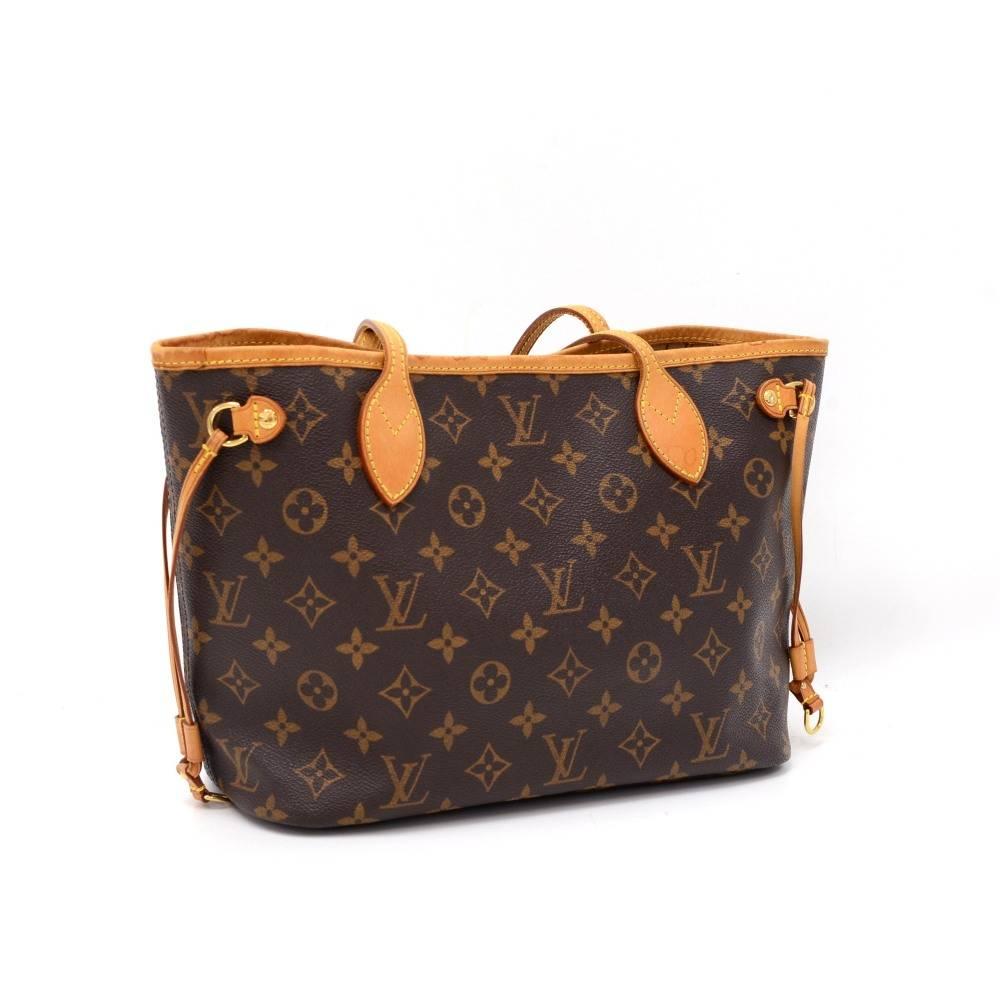 Louis Vuitton Neverfull PM tote bag in monogram canvas. Inside has 1 zipper pocket. Comes with D ring inside to attach small pouches or keys. Carried on shoulder with great capacity.

Made in: France
Serial Number: M B 2 0 6 7
Size: 11.2 x 8.7 x 5.1